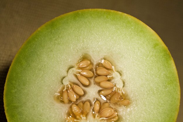 Nahaufnahmeansicht von geschnitten in der halben gelben Melone.