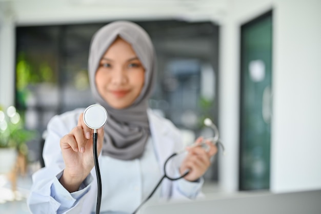 Nahaufnahmeaufnahme einer professionellen asiatischen muslimischen Ärztin mit einem Stethoskop