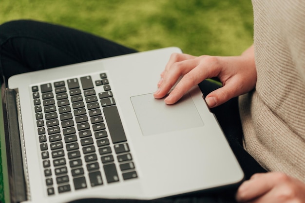 Nahaufnahmeaufnahme menschlicher Hände, die über dem Laptop platziert werden