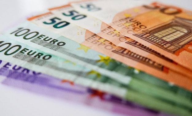 Nahaufnahmeaufnahme verschiedener Euro-Banknoten