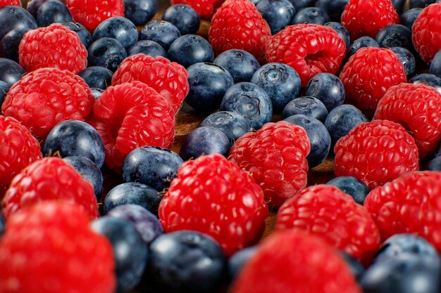 Nahaufnahmeaufnahme von gemischten Heidelbeeren und Himbeeren.