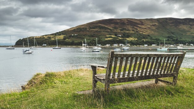 Nahaufnahmebank mit bayview. Arran. Schottland.