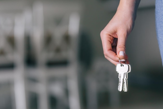 Nahaufnahmebild des Immobilienmaklers, der Schlüssel vom neuen Zuhause hält