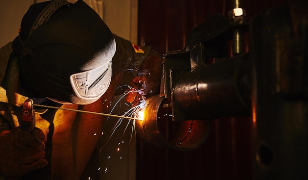 Nahaufnahmebild des Industriearbeiters beim Fabrikschweißen