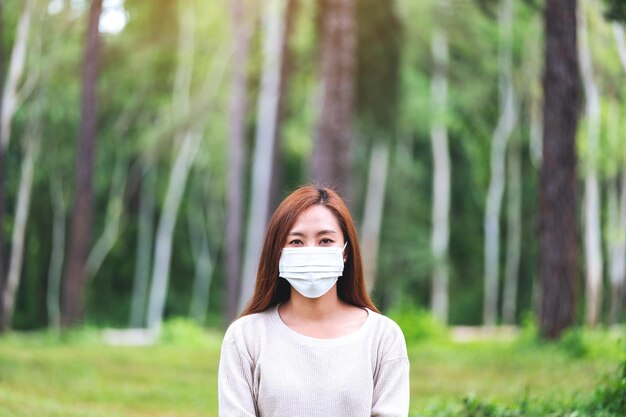 Nahaufnahmebild einer asiatischen Frau, die eine schützende Gesichtsmaske für das Gesundheitskonzept trägt