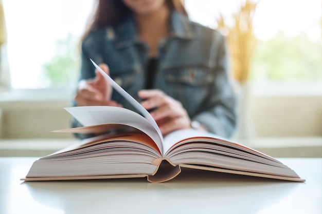 Nahaufnahmebild einer Frau, die Buch sitzt und liest