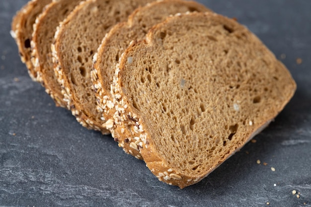 Foto nahaufnahmebild eines brotschneidens auf einem weißen hintergrund lokalisierte dunklen hintergrund