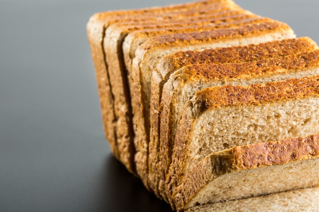 Nahaufnahmebild eines Haufens gerösteter Brotscheiben zum Frühstück