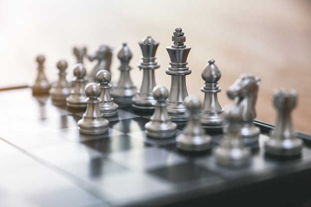 Nahaufnahmebild eines silbernen Schachspiels auf Schachbrett