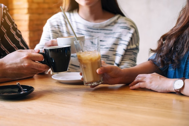 Nahaufnahmebild von drei Leuten genossen es, im Café zusammen zu reden und Kaffee zu trinken?