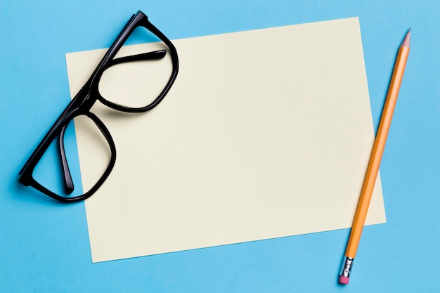 Foto nahaufnahmebrille mit papier und bleistift