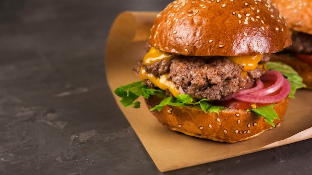 Nahaufnahmecheeseburger mit Kopfsalat und Zwiebel