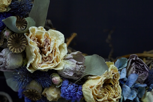 Nahaufnahmedetail eines Weinlesekranzes von Trockenblumen in den Pastellfarben, selektiver Fokus