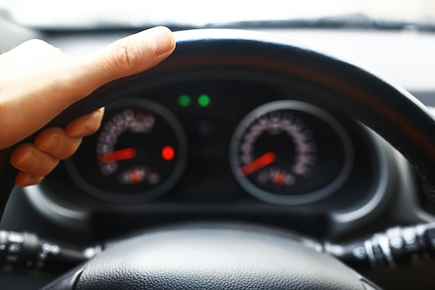 Nahaufnahmedetails des stilvollen schwarzen Autoinnenraums