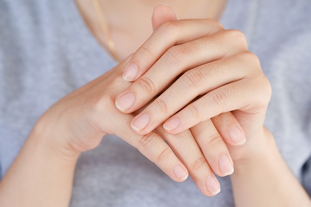 Nahaufnahmefingernagel von Frauen, Konzept der Gesundheitsversorgung des Fingernagels.