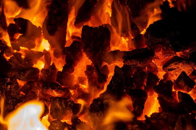 Nahaufnahmefoto auf roten Kohlen im brennenden Lagerfeuer