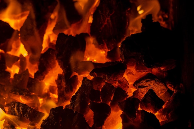 Nahaufnahmefoto auf roten Kohlen im brennenden Lagerfeuer