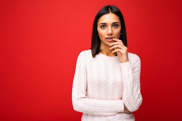 Nahaufnahmefoto der erstaunlichen nachdenklichen schönen jungen Frau, die tief denkende kreative weibliche Person