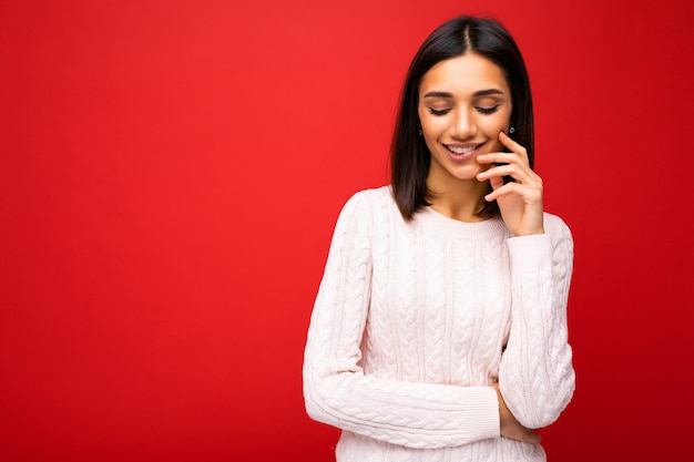 Nahaufnahmefoto der erstaunlichen nachdenklichen schönen jungen Frau, die tief denkende kreative weibliche Person