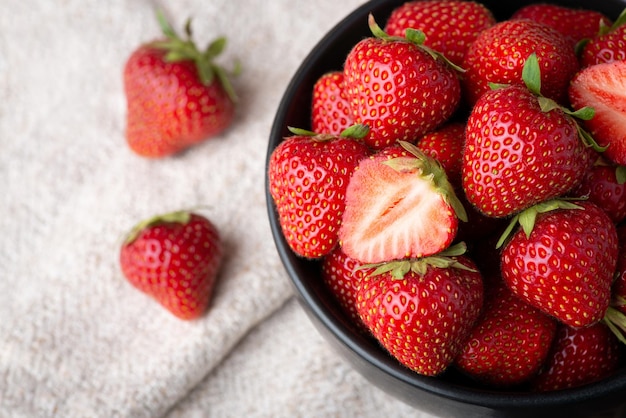 Nahaufnahmefoto der roten frischen Erdbeere Schale voller reifer Erdbeeren