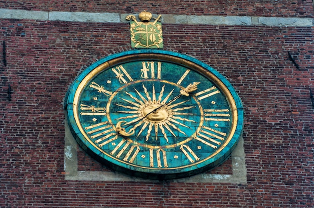 Foto nahaufnahmefoto der uhr an der wawel-kathedrale.