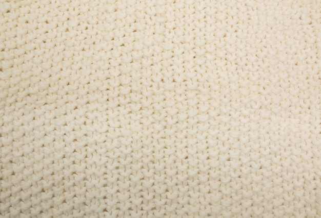 Nahaufnahmefoto des beige gestrickten Schals