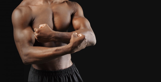 Nahaufnahmefoto des jungen Mannes des afroamerikanischen Muskels