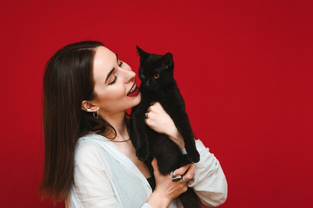 Nahaufnahmefoto des positiven Besitzers mit der schwarzen Katze