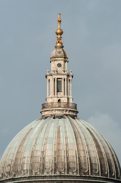 Nahaufnahmefoto des Turmdachs der St. Paul's Cathedral in London.