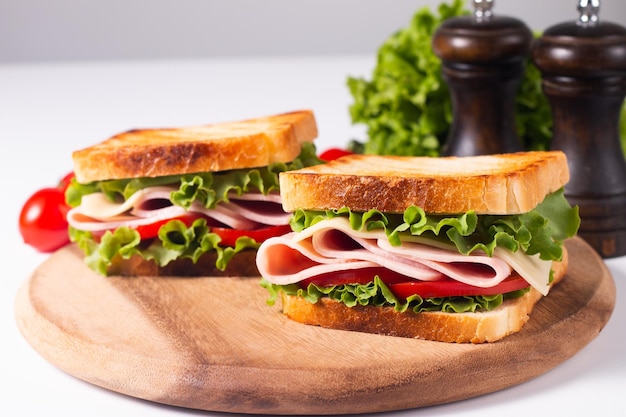 Nahaufnahmefoto eines amerikanischen Clubsandwiches. Fast-Food-Konzept.