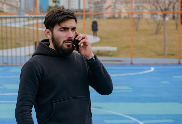 Nahaufnahmefoto eines jungen Mannes, der am Telefon spricht