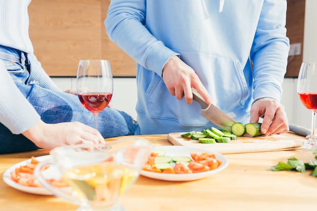 Nahaufnahmefoto, Hände schneiden Gemüse in Salat