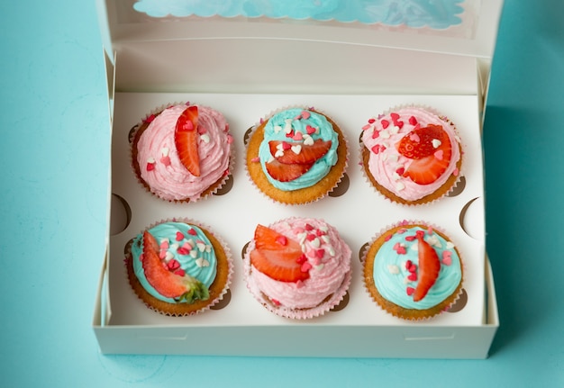 Nahaufnahmefoto von bunten Cupcakes mit Erdbeere