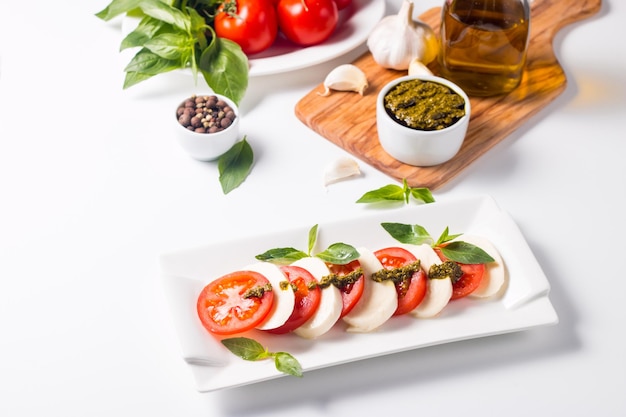 Nahaufnahmefoto von Caprese-Salat mit reifen Tomaten-Basilikum-Büffelmozzarella-Käse Italiener und ich