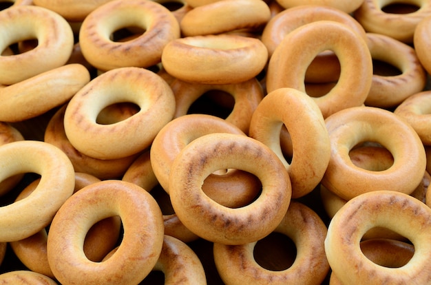 Nahaufnahmefoto von frischen gelben Bageln.