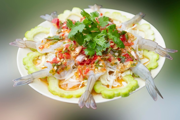 Nahaufnahmefoto von Garnelen, die in würziger Fischsauce getränkt sind