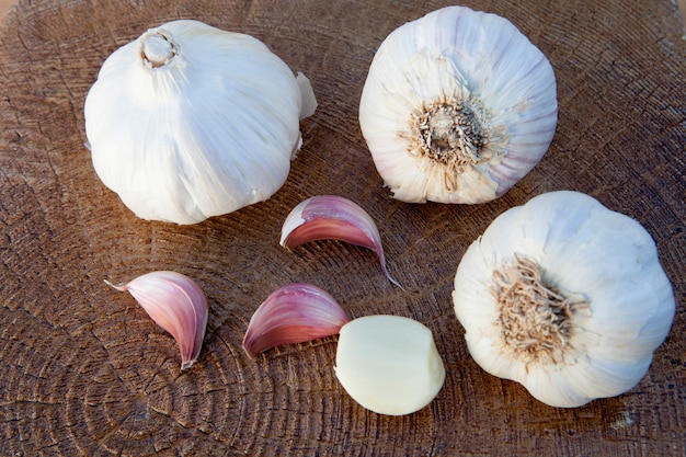 Nahaufnahmefoto von zwei großen Knoblauch