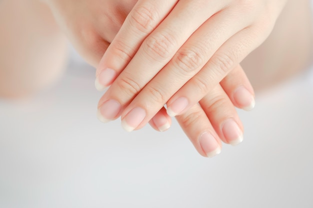 Nahaufnahmefrau mit schönen Händen und Fingernagel. Spa-Behandlung.