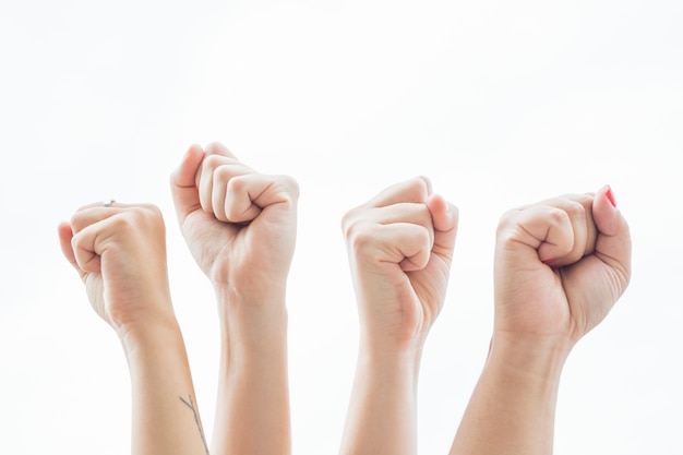 Nahaufnahmefrauen, die Fäuste am Protest hochhalten