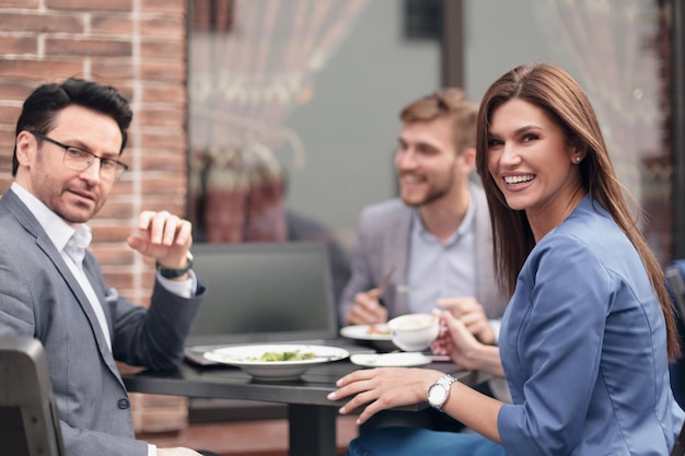 NahaufnahmeGeschäftsteam sitzt an einem Tisch in einem Cafédas Konzept der Teamarbeit