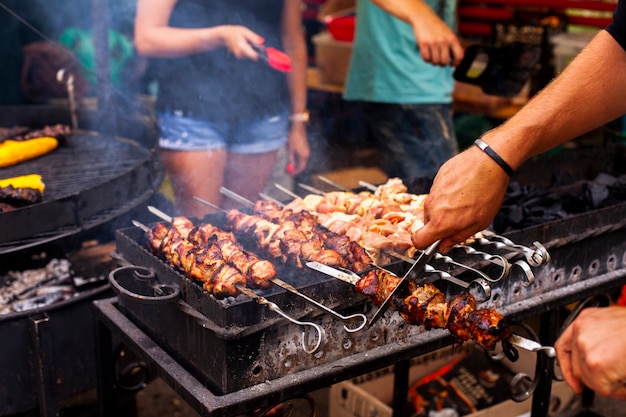 Nahaufnahmegrill mit Frischfleisch