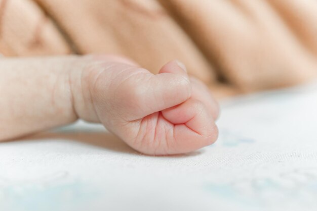 Nahaufnahmehände des Babys schlafen, weicher Fokus