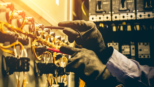 Nahaufnahmehand der Elektrotechnik mit Messung zur Überprüfung der Elektrizität.