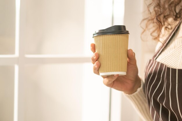 Nahaufnahmehand, die heiße Kaffeetasse hält - Vintage-Effektfilter