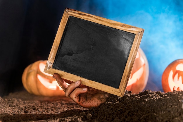 Foto nahaufnahmehand, die tafel hält