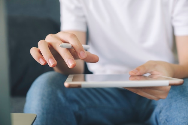 Nahaufnahmehand mit tablet