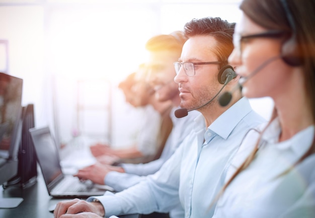 NahaufnahmeHintergrundbild von Callcenter-Mitarbeitern am Arbeitsplatz