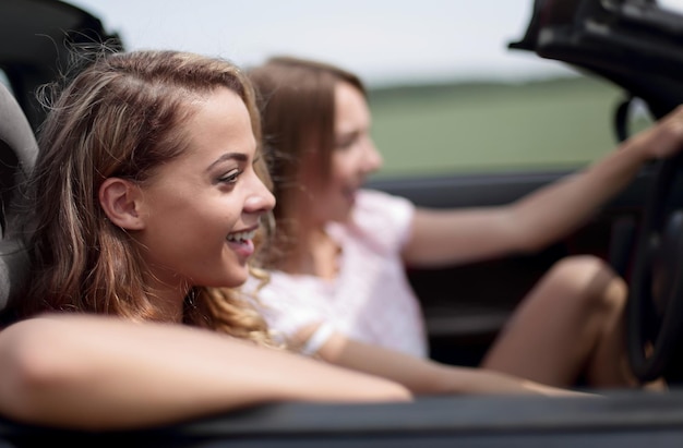 Nahaufnahmejunge Frauen, die an einem Sommertag mit dem Auto anreisen