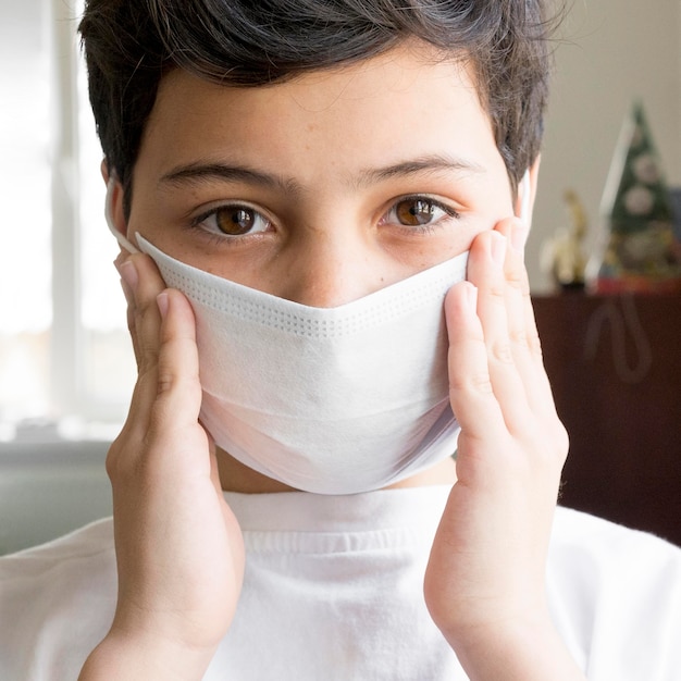 Foto nahaufnahmejunge mit maske