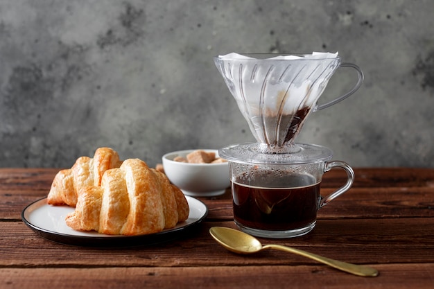 Foto nahaufnahmekaffee mit leckerem croissant